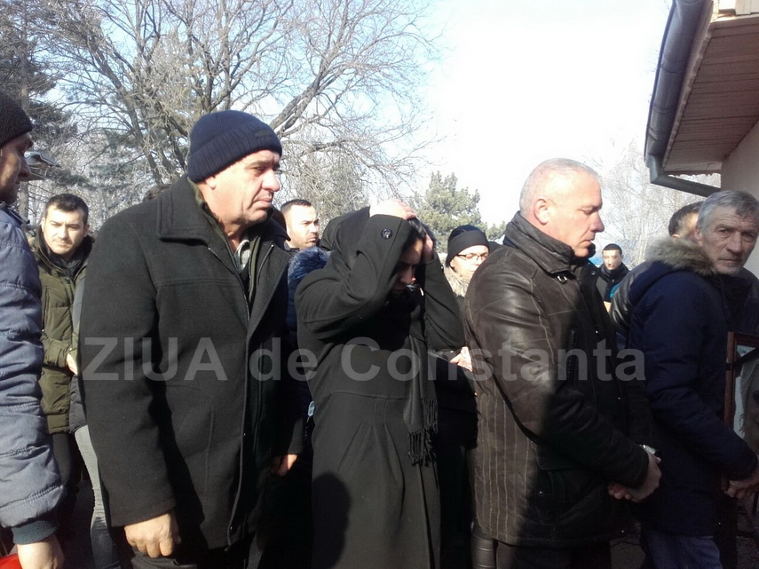 lacrimi si durere zeci de oameni au condus o pe ultimul drum pe teodora tanara decedata dupa ce a nascut