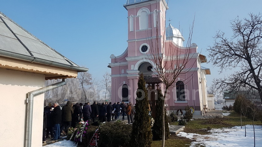 lacrimi si durere zeci de oameni au condus o pe ultimul drum pe teodora tanara decedata dupa ce a nascut