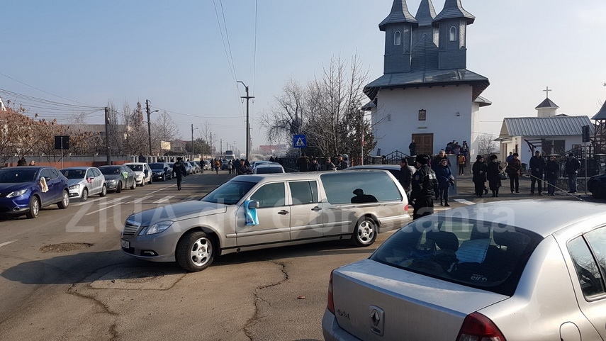 lacrimi si durere zeci de oameni au condus o pe ultimul drum pe teodora tanara decedata dupa ce a nascut