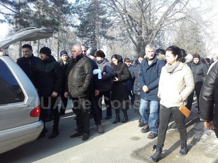 lacrimi si durere zeci de oameni au condus o pe ultimul drum pe teodora tanara decedata dupa ce a nascut