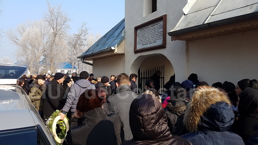 lacrimi si durere zeci de oameni au condus o pe ultimul drum pe teodora tanara decedata dupa ce a nascut