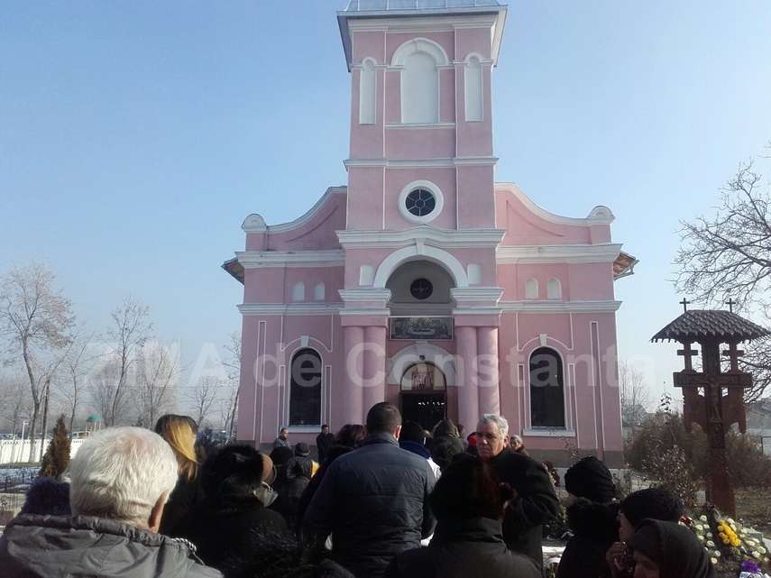 lacrimi si durere zeci de oameni au condus o pe ultimul drum pe teodora tanara decedata dupa ce a nascut