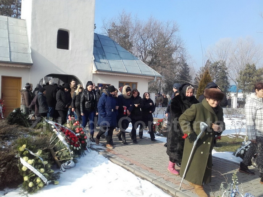 lacrimi si durere zeci de oameni au condus o pe ultimul drum pe teodora tanara decedata dupa ce a nascut