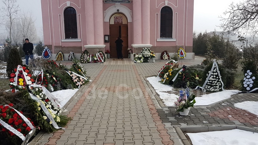 lacrimi si durere zeci de oameni au condus o pe ultimul drum pe teodora tanara decedata dupa ce a nascut