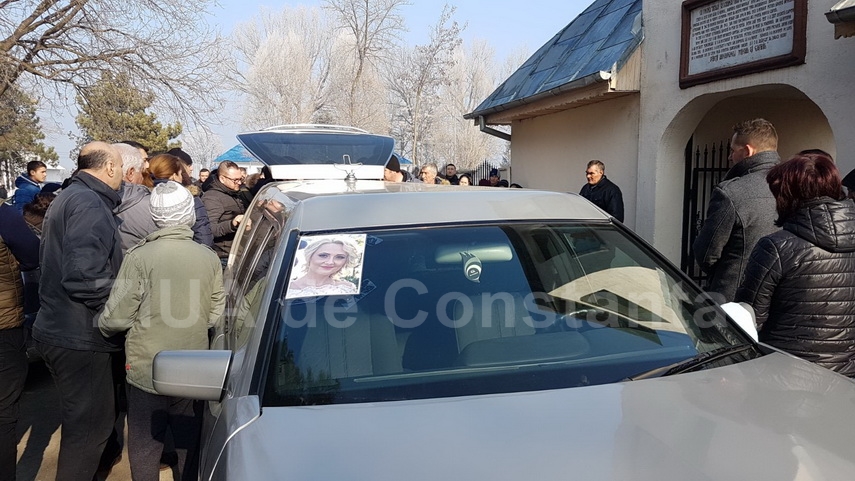 lacrimi si durere zeci de oameni au condus o pe ultimul drum pe teodora tanara decedata dupa ce a nascut