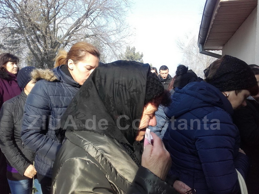 lacrimi si durere zeci de oameni au condus o pe ultimul drum pe teodora tanara decedata dupa ce a nascut
