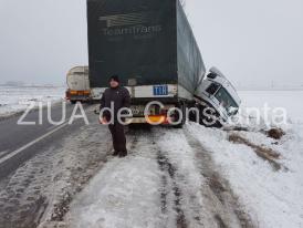 Imagini de la evenimentAccident rutier în Hârșova. Un TIR și mai multe mașini, implicate. Intervine descarcerarea (galerie foto+video)             