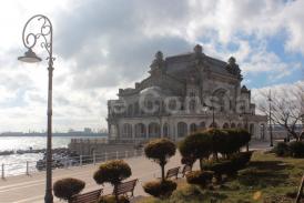 Cazinoul ar putea fi preluat din nou de municipalitate şi reabilitat printr-un credit de 10 milioane de euro. Constănţenii sunt chemaţi să decidă soarta şi funcţiunea clădirii-simbol! (documente)
