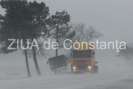 Vremea rea face victime la Constanţa. Pe DN3 două tiruri şi un autobuz au ieşit de pe carosabil. O maşină a derapat şi a ajuns în şanţ pe DN 22 (galerie foto+video)       