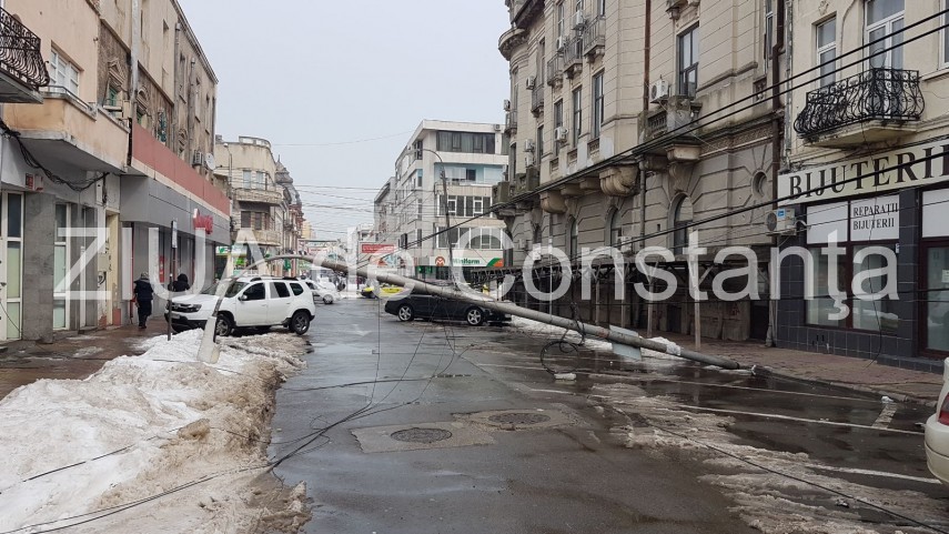 imagini live de la eveniment stalp cazut pe strada stefan cel mare langa policlinica cu plata circulatie