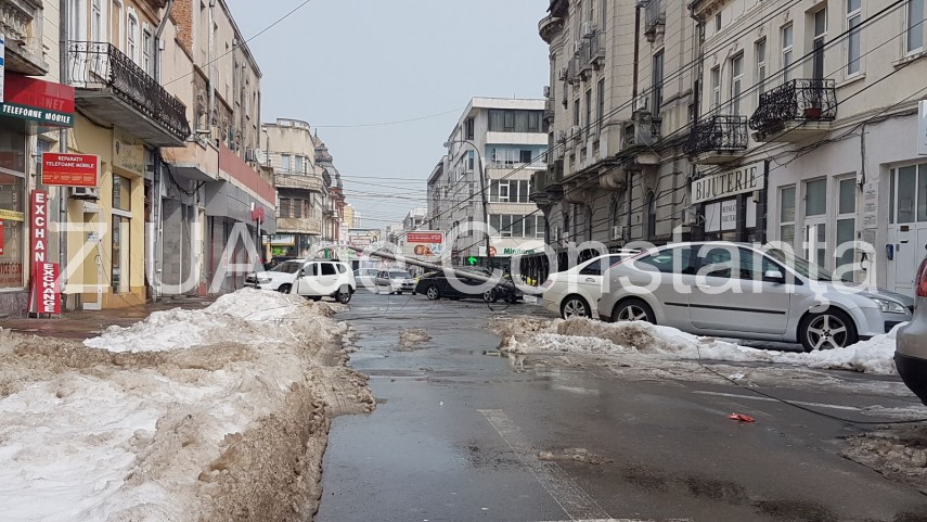 imagini live de la eveniment stalp cazut pe strada stefan cel mare langa policlinica cu plata circulatie