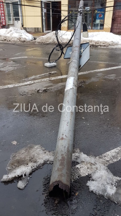 imagini live de la eveniment stalp cazut pe strada stefan cel mare langa policlinica cu plata circulatie