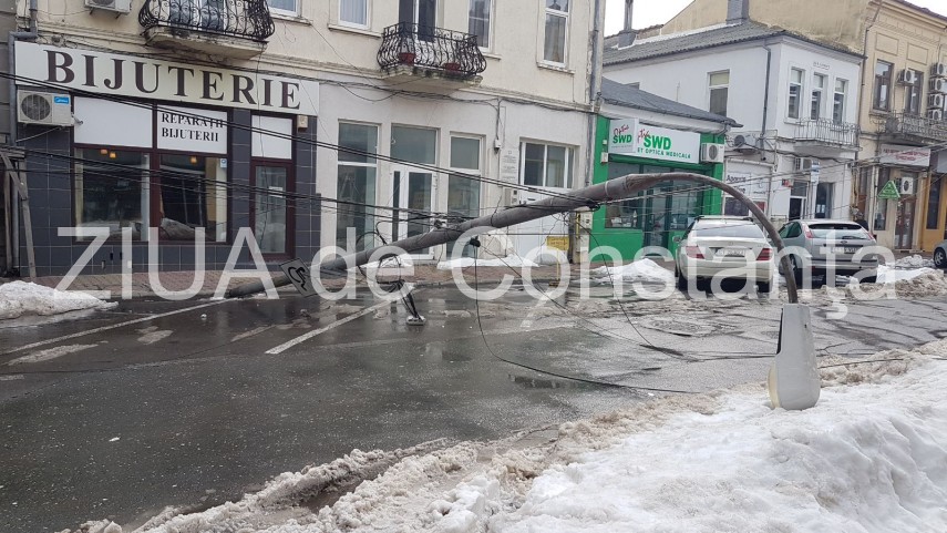 imagini live de la eveniment stalp cazut pe strada stefan cel mare langa policlinica cu plata circulatie