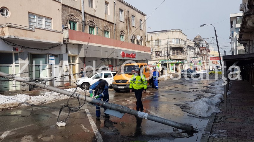 imagini live de la eveniment stalp cazut pe strada stefan cel mare langa policlinica cu plata circulatie