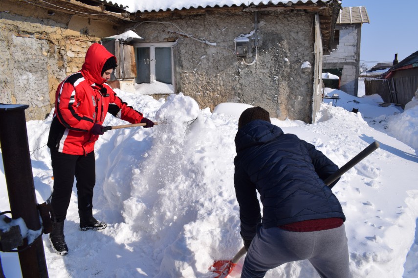 actiune de voluntariat la cumpana ce le a transmis primarul mariana gaju locuitorilor comunei galerie