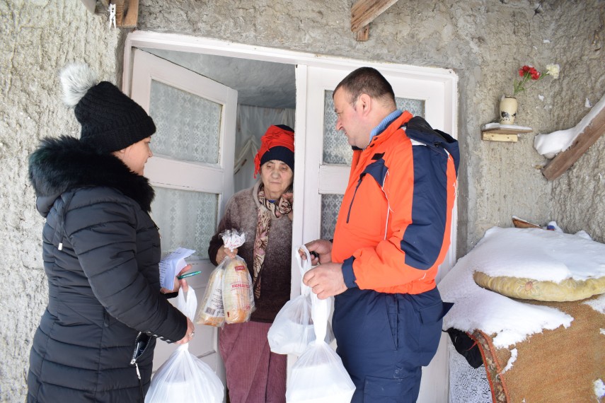 actiune de voluntariat la cumpana ce le a transmis primarul mariana gaju locuitorilor comunei galerie