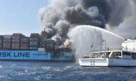 Incendiul violent ce a cuprins un o navă port container nu a fost încă stins. Un marinar a murit şi doi sunt în stare gravă. Printre marinarii salvaţi este şi un român
