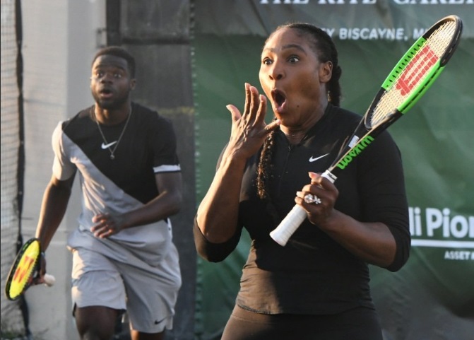 simona halep lovita cu mingea de tenis de serena williams ce reactie a avut apoi americanca galerie foto