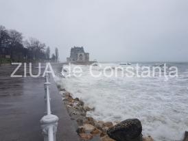 Imagini LIVE. Valuri învolburate lovesc faleza Cazinoului din Constanţa (galerie foto)   