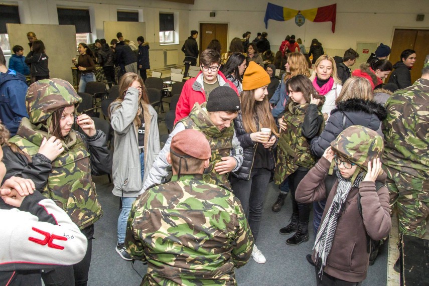 militarii de la batalionul 341 infanterie constanta vizitati de elevi in cadrul proiectului scoala altfel militarii de la batalionul 341 infanterie constanta vizitati de elevi in cadrul proiectului scoala altfel