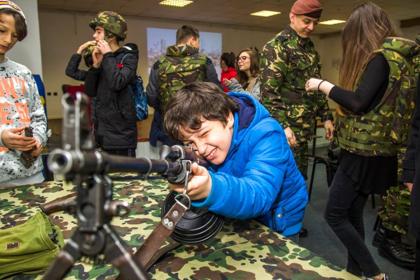 militarii de la batalionul 341 infanterie constanta vizitati de elevi in cadrul proiectului scoala altfel militarii de la batalionul 341 infanterie constanta vizitati de elevi in cadrul proiectului scoala altfel