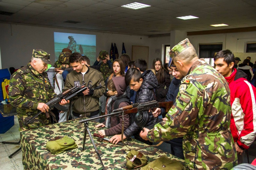militarii de la batalionul 341 infanterie constanta vizitati de elevi in cadrul proiectului scoala altfel militarii de la batalionul 341 infanterie constanta vizitati de elevi in cadrul proiectului scoala altfel