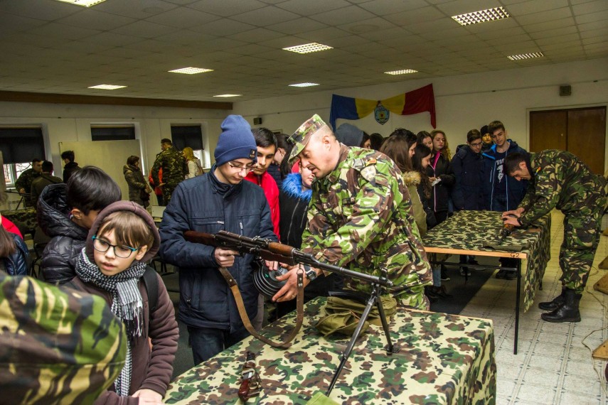 militarii de la batalionul 341 infanterie constanta vizitati de elevi in cadrul proiectului scoala altfel militarii de la batalionul 341 infanterie constanta vizitati de elevi in cadrul proiectului scoala altfel