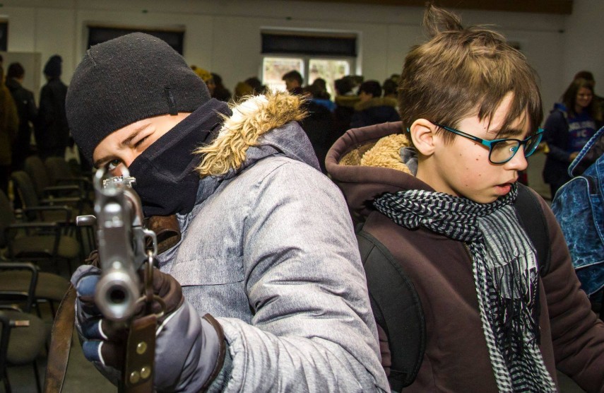 militarii de la batalionul 341 infanterie constanta vizitati de elevi in cadrul proiectului scoala altfel militarii de la batalionul 341 infanterie constanta vizitati de elevi in cadrul proiectului scoala altfel