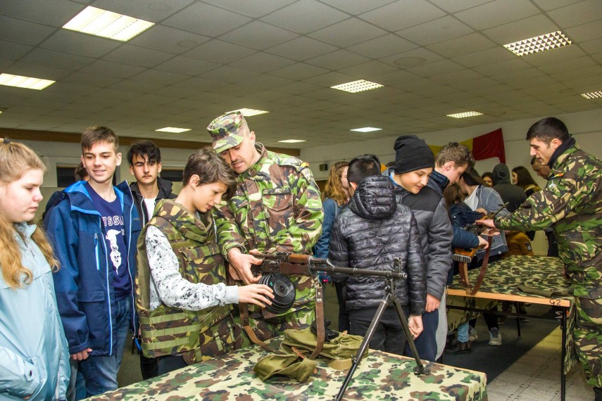 militarii de la batalionul 341 infanterie constanta vizitati de elevi in cadrul proiectului scoala altfel militarii de la batalionul 341 infanterie constanta vizitati de elevi in cadrul proiectului scoala altfel