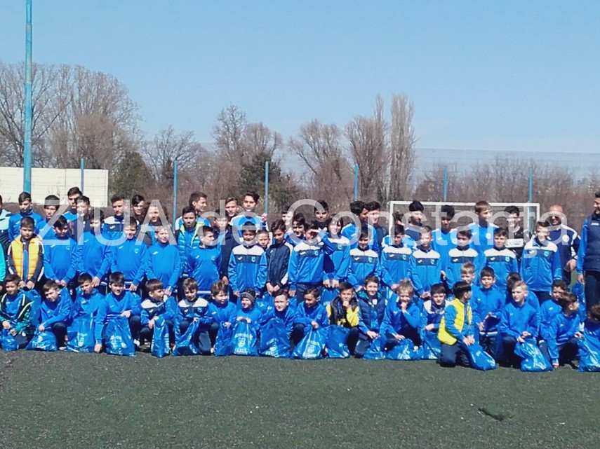 copiii academiei de fotbal farul constanta au primit cadouri cu ocazia sarbatorilor pascale 655765