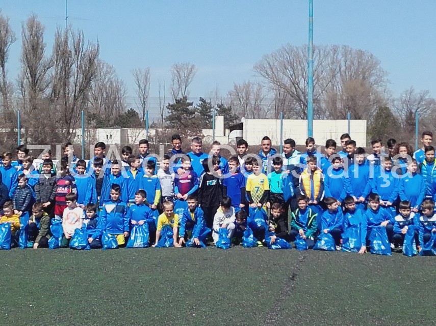 copiii academiei de fotbal farul constanta au primit cadouri cu ocazia sarbatorilor pascale 655765