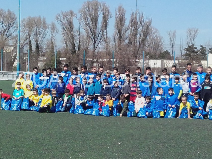 copiii academiei de fotbal farul constanta au primit cadouri cu ocazia sarbatorilor pascale 655765