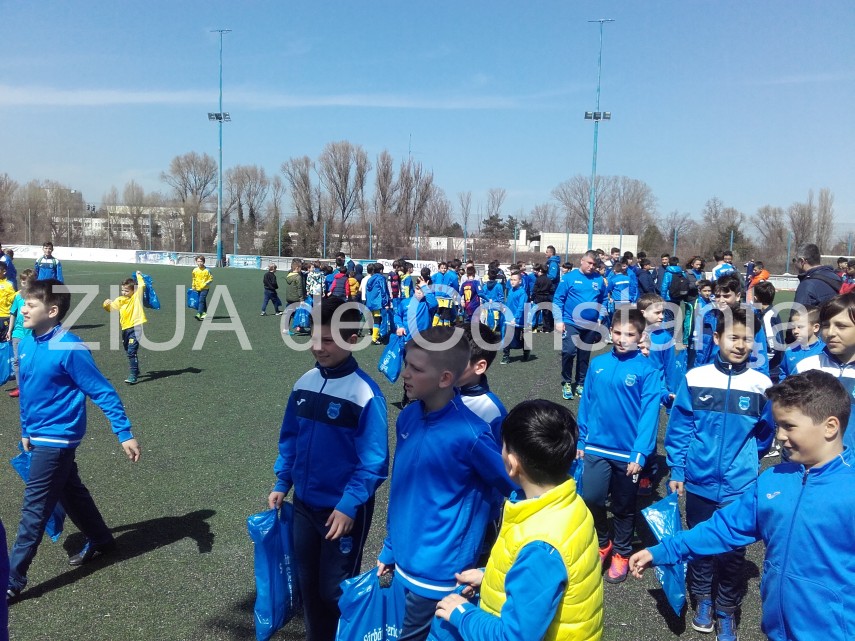 copiii academiei de fotbal farul constanta au primit cadouri cu ocazia sarbatorilor pascale 655765