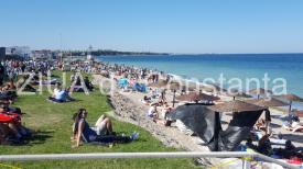 Mii de turişti au ales Vama Veche în minivacanţa de 1 mai. Mulţi au ales cazarea la cort pe plajă (foto+video) 