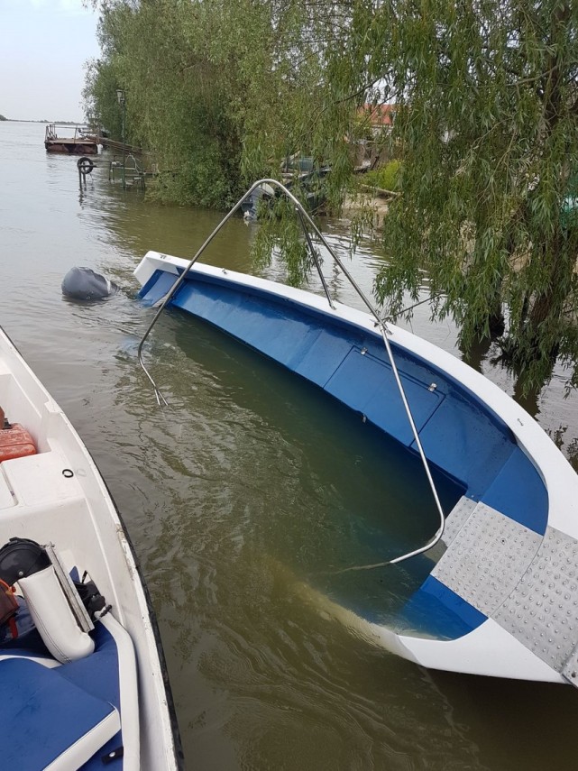alerta in delta dunarii o barca s a rasturnat in dunare patru persoane au nevoie de ajutor intervine