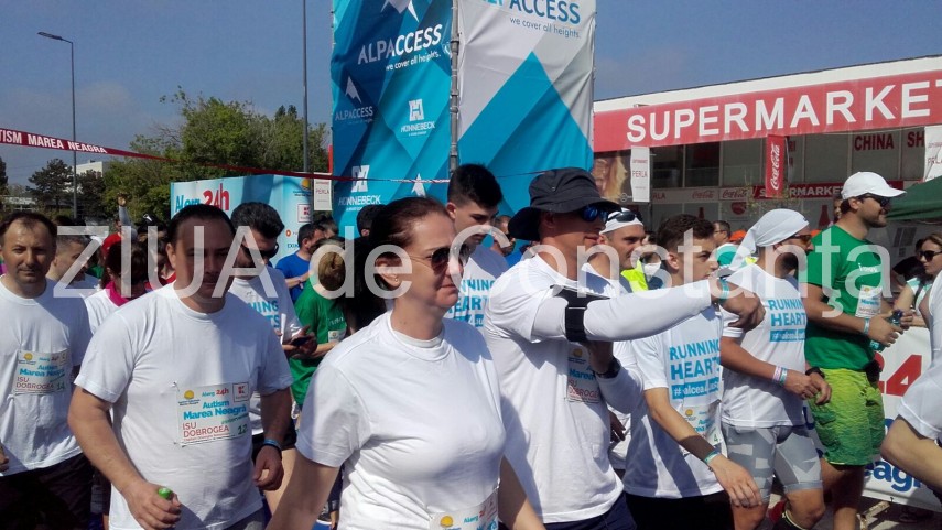 imagini de la eveniment 2 000 de persoane participa la ultramaratonul de 24 de ore pe nisip de la mamaia