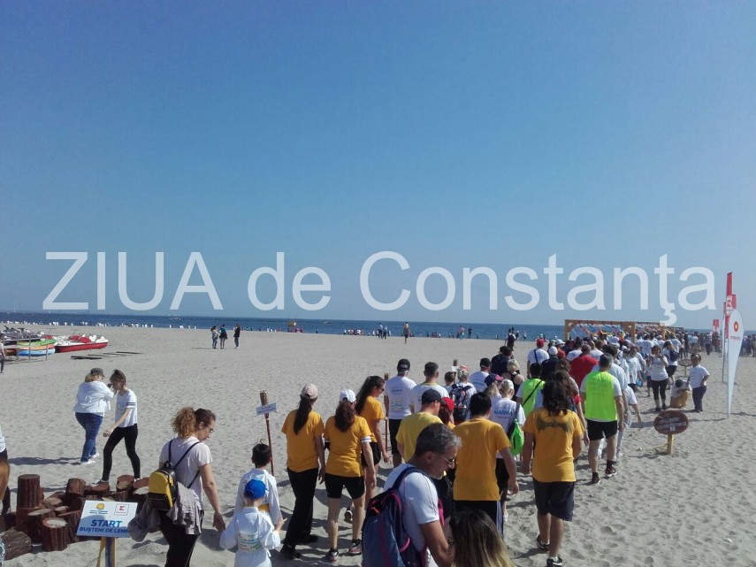 imagini de la eveniment 2 000 de persoane participa la ultramaratonul de 24 de ore pe nisip de la mamaia