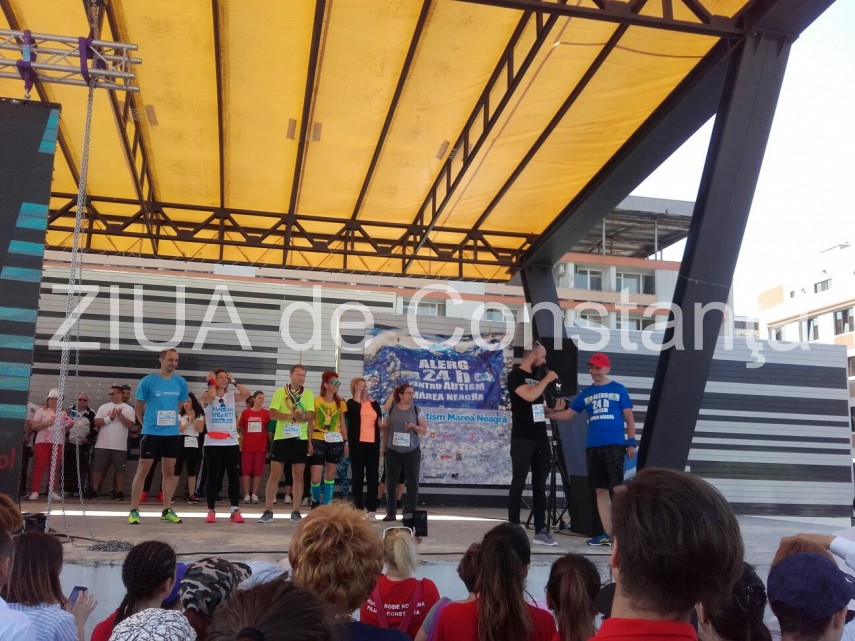 imagini de la eveniment 2 000 de persoane participa la ultramaratonul de 24 de ore pe nisip de la mamaia