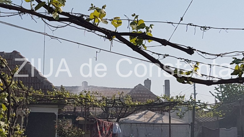alerta la pompieri arde o casa pe strada democratiei din municipiul constanta video 658165
