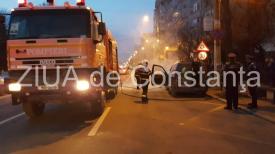 Alertă la pompieri! Mașină cuprinsă de flăcări pe strada Traian din Constanța   