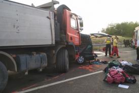 UPDATETragedie! Accident rutier cumplit în Ungaria. Un microbuz cu români a intrat într-un camion. Nouă morți     