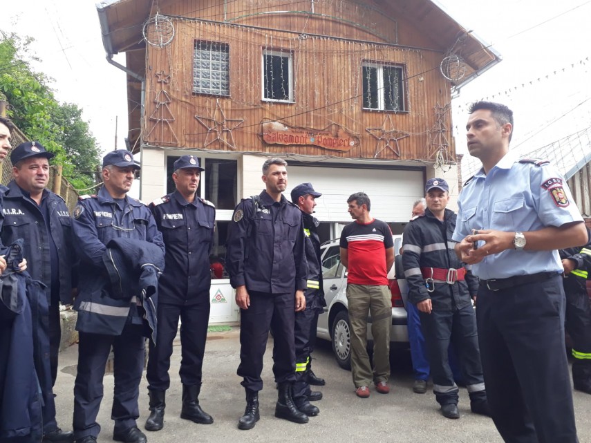 operatiune de salvare in bucegi 100 de pompieri si doua elicoptere sunt in cautare unui parapantist american