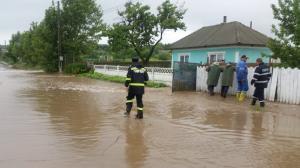 Mai multe gospodării din județul Tulcea, inundate! Intervin pompierii ISU Delta Tulcea (galerie foto+video)   