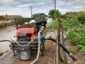 Numeroase gospodării, inundate! Intervin pompierii ISU Delta Tulcea (galerie foto+video)