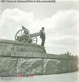 1957. Turneu la Mărăşeşti (foto în faţa mausoleului)