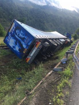 UPDATE. Tir încărcat căzut pe calea ferată, pe Valea Oltului! Circulația feroviară este întreruptă  