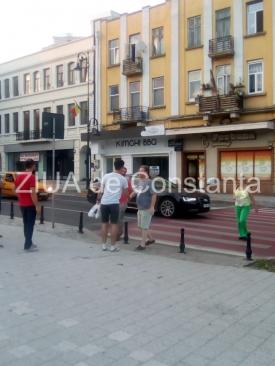 UPDATE. Protest inedit la Constanța, în apropierea Prefecturii. Incredibil ce variantă de protest au ales mai mulți constănțeni (galerie foto)