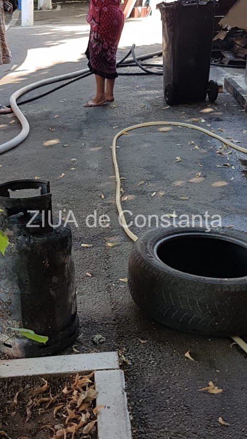 imagini de la eveniment pompierii in alerta incendiu de proportii in curtea unui imobil din constanta