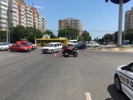 Imagini de la eveniment. Motociclist lovit de o mașină, într-o intersecție mare din Constanța. Cine este vinovatul (galerie foto)