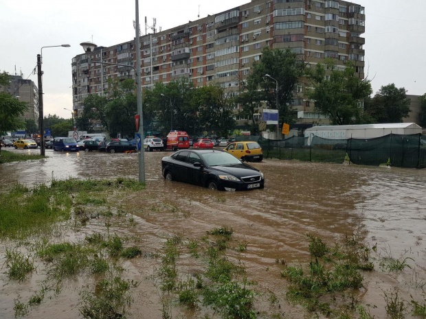 alerta la isu bucuresti imagini de la localnici 17 copaci si doi stalpi cazuti pe strazi sau masini din